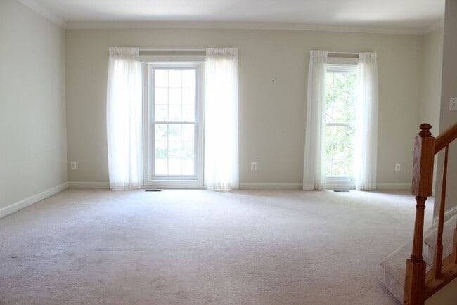 Building Photo - Lovely 2 Bedroom with office on 1st floor,...