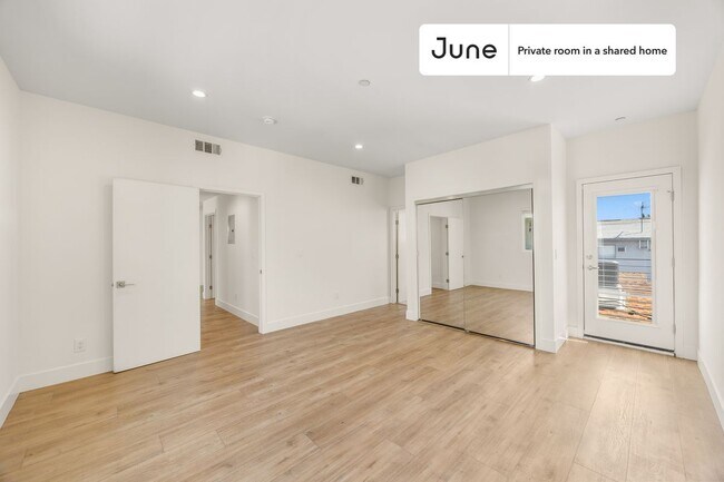 Foto del edificio - Private bedroom in 4 bed/4 bath Home