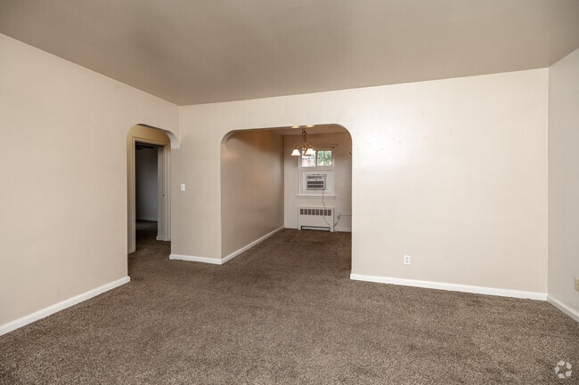 2BR, 1BA - 713 SF - Living Room - Franklin Court Apartments