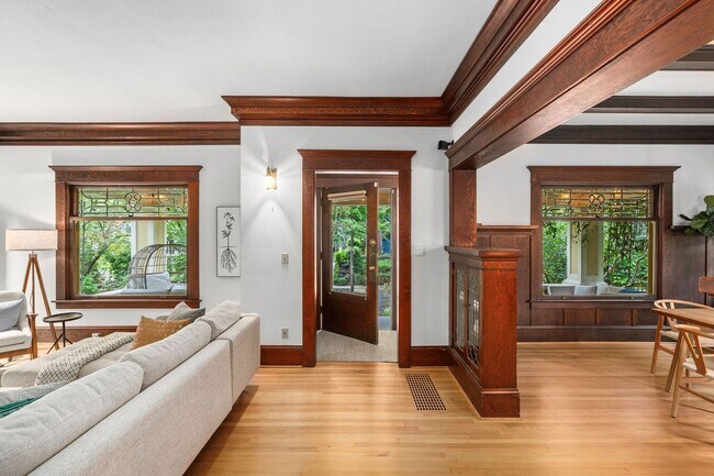 Building Photo - Classic Portland Craftsman in Irvington! S...