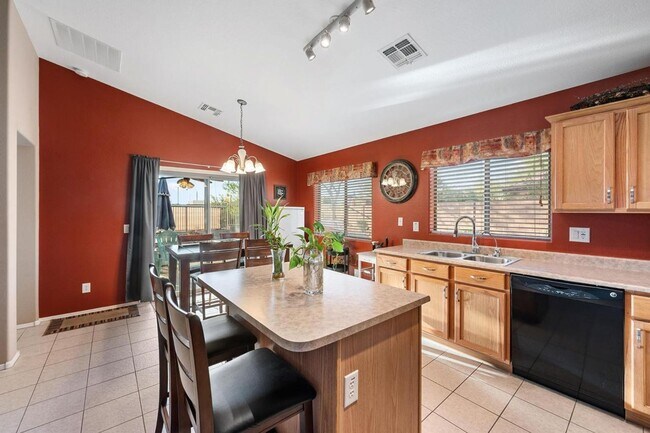 Building Photo - Move in ready 3 bedroom plus a den!