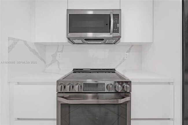 Foto del edificio - 7601 E Treasure Dr