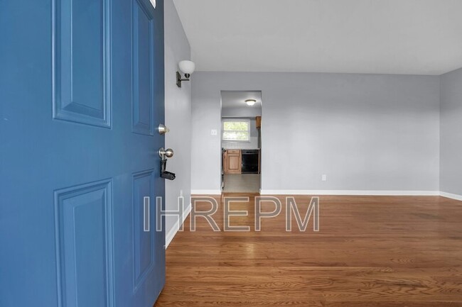Foto del edificio - 6295 Faircrest Rd