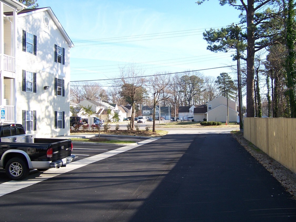 Building Photo - 1336 Picadilly St