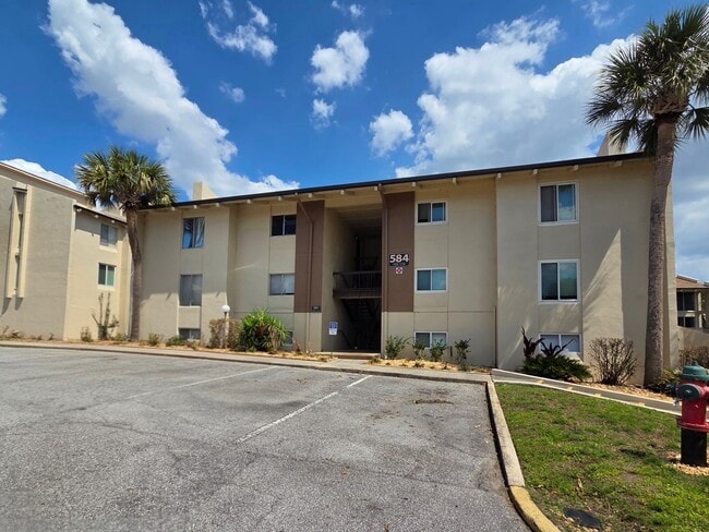 Building Photo - 584 Orange Dr