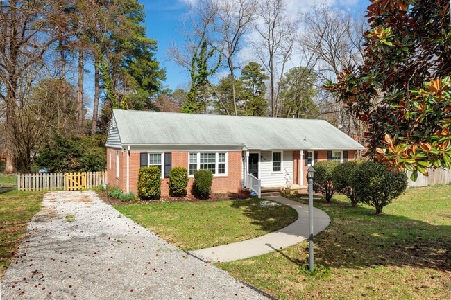 Building Photo - 3 Bedroom Home in the West End!