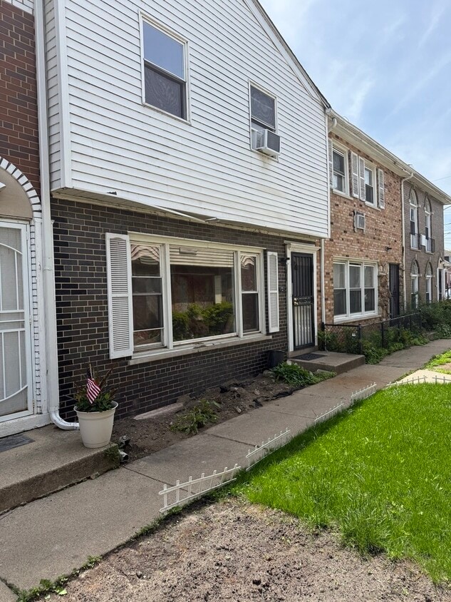 Primary Photo - 7248 S Coles Ave
