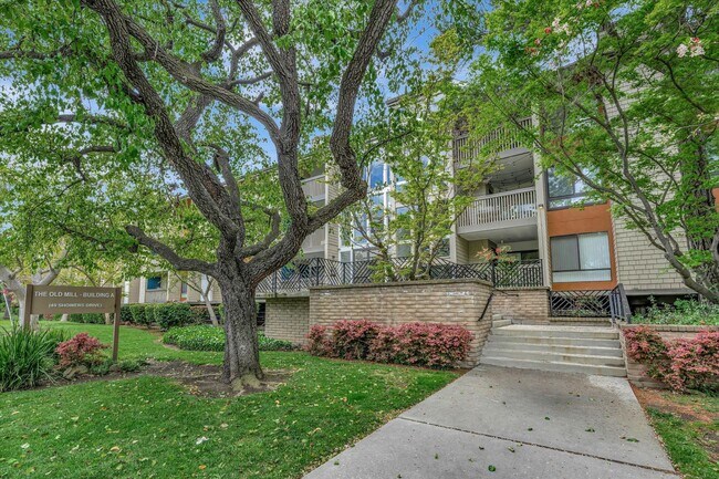 Foto del edificio - Main Floor Condo in Old Mill Community