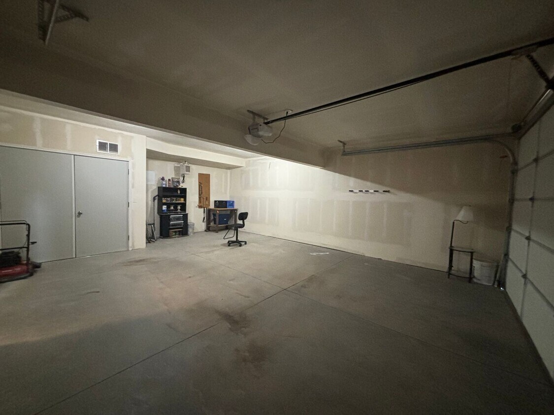 Primary Photo - Beautiful Home close to the freeway and ho...