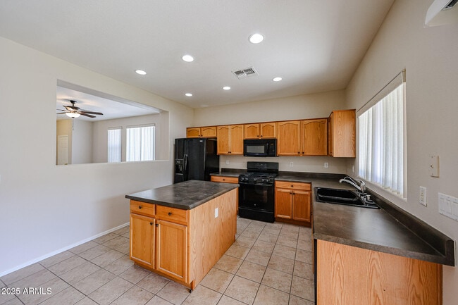 Building Photo - 8442 W Mary Ann Dr