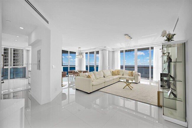 Building Photo - 16485 Collins Ave