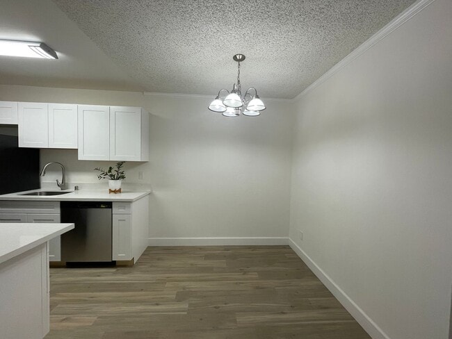 Foto del edificio - Completely Remodeled Top Floor