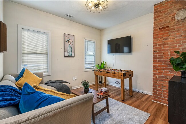 Building Photo - *Recently Updated 2BD/1BA Apartment availa...