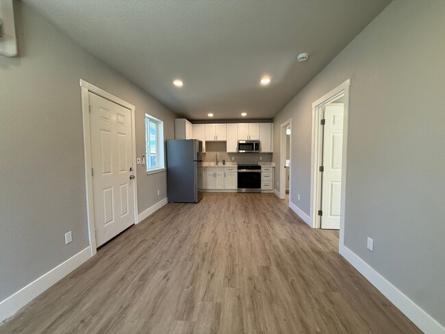 Building Photo - AVAILABLE NOW!  Newly Remodeled 1 bedroom, 1 bath in downtown area, won't last long!