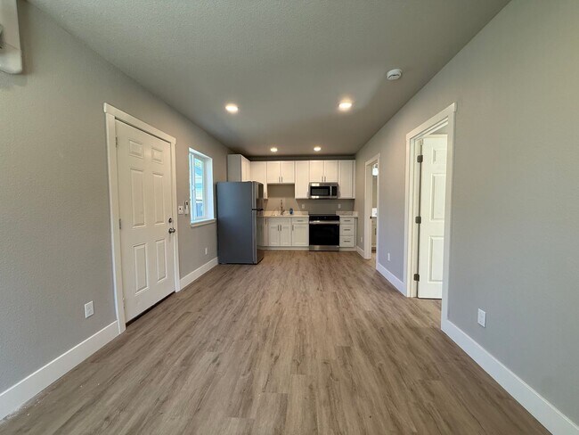 Foto del edificio - AVAILABLE NOW!  Newly Remodeled 1 bedroom, 1 bath in downtown area, won't last long!