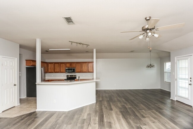 Building Photo - 433 Heritage Dr
