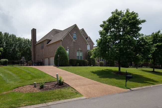 Foto del edificio - Gorgeous Home in Brentwood! 6 Month Lease