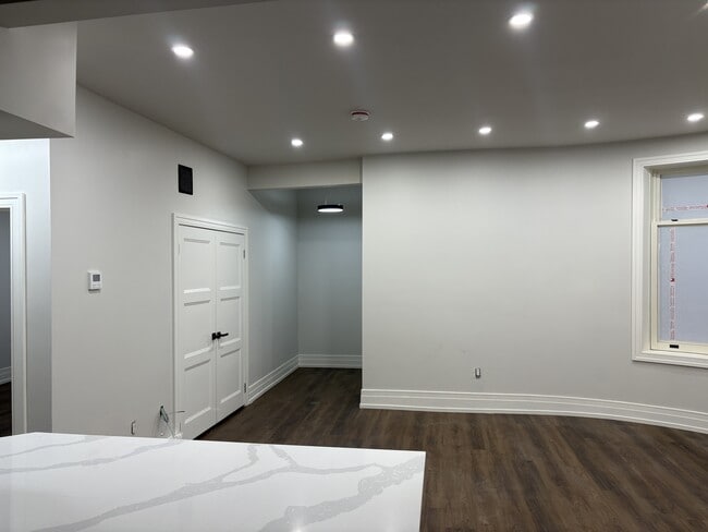 Building Photo - 52 Charlton Ave W