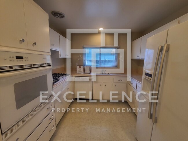 Building Photo - 4/2 Home with Real HWF, Pristine Yard and ...