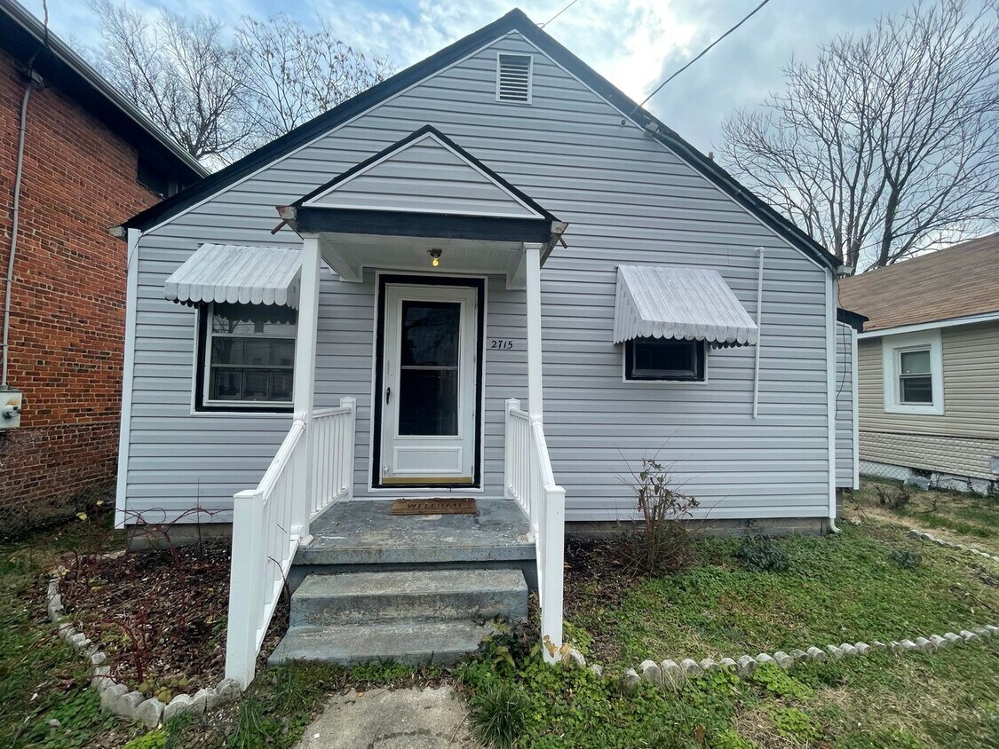 2 bed house w Laundry, All electric, central HVAC, fenced yard, hardwoods - 2 bed house w Laundry, All electric, central HVAC, fenced yard, hardwoods