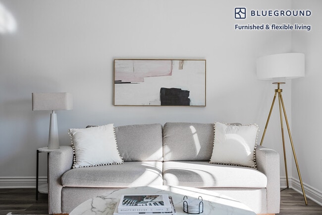 Building Photo - 147 S Doheny Dr