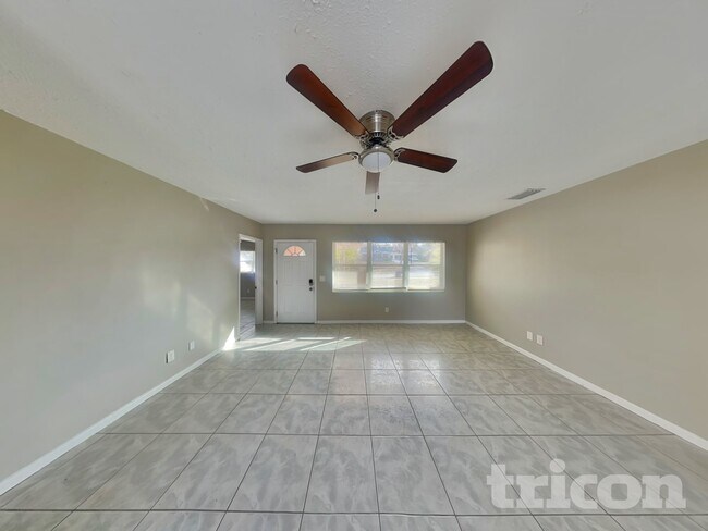 Foto del edificio - 1305 E Oakwood St