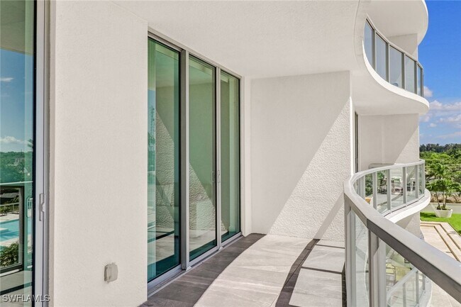 Foto del edificio - 3000 Oasis Grand Blvd