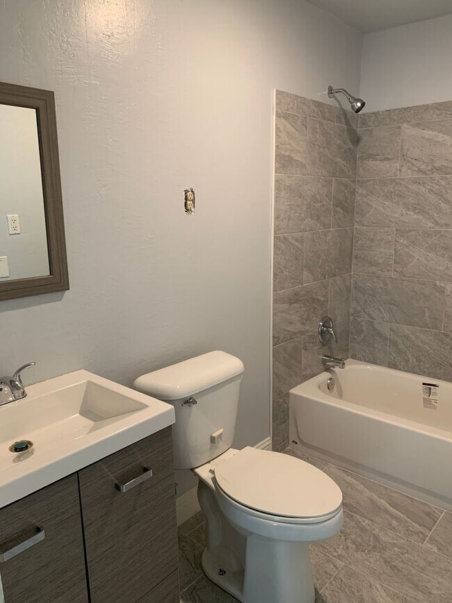 Building Photo - 2 bed / 1 ba house - Yuba City
