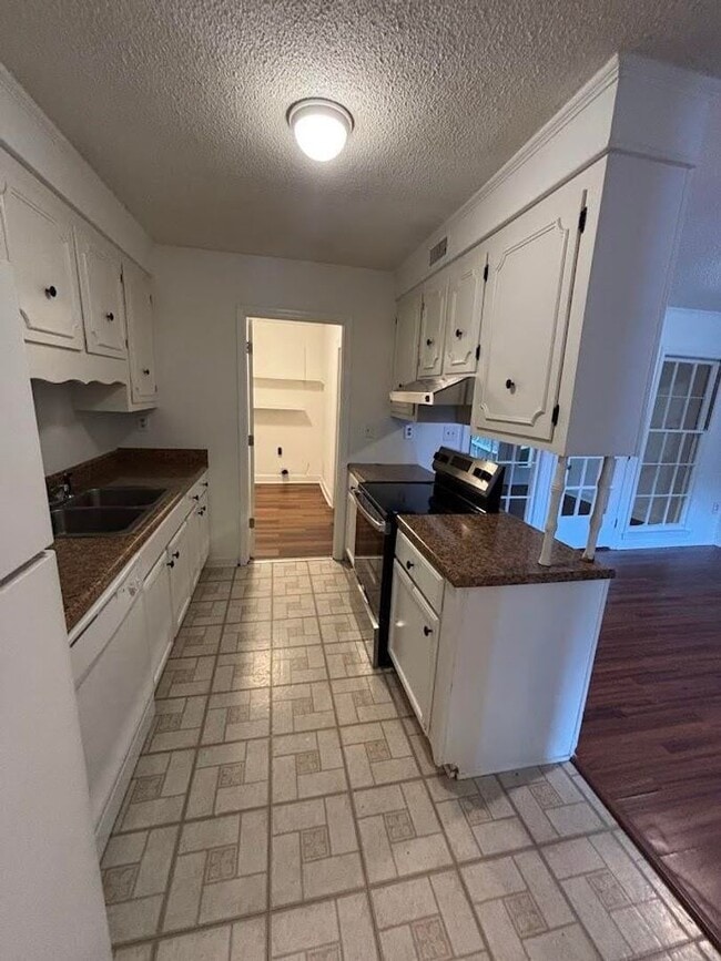 Building Photo - 3 Bedroom Townhouse available in Ashley Vi...
