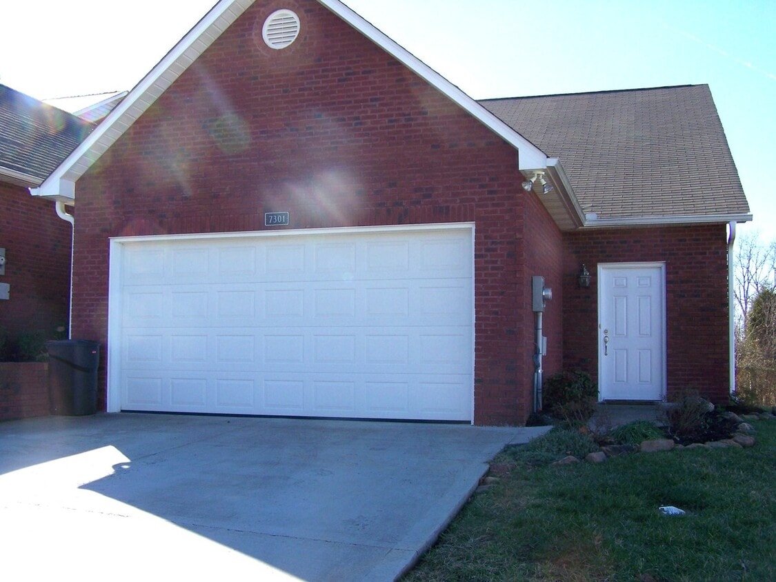 Primary Photo - 2 bed, 2 bath, 2 car garage townhouse with...