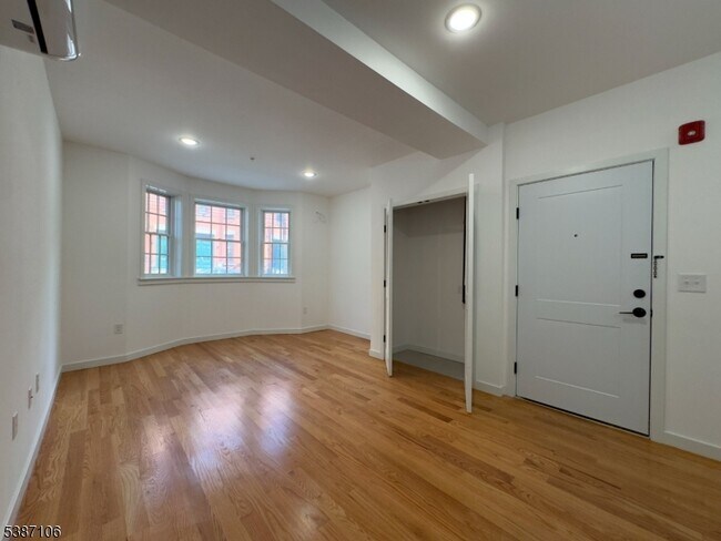 Building Photo - 52 James St