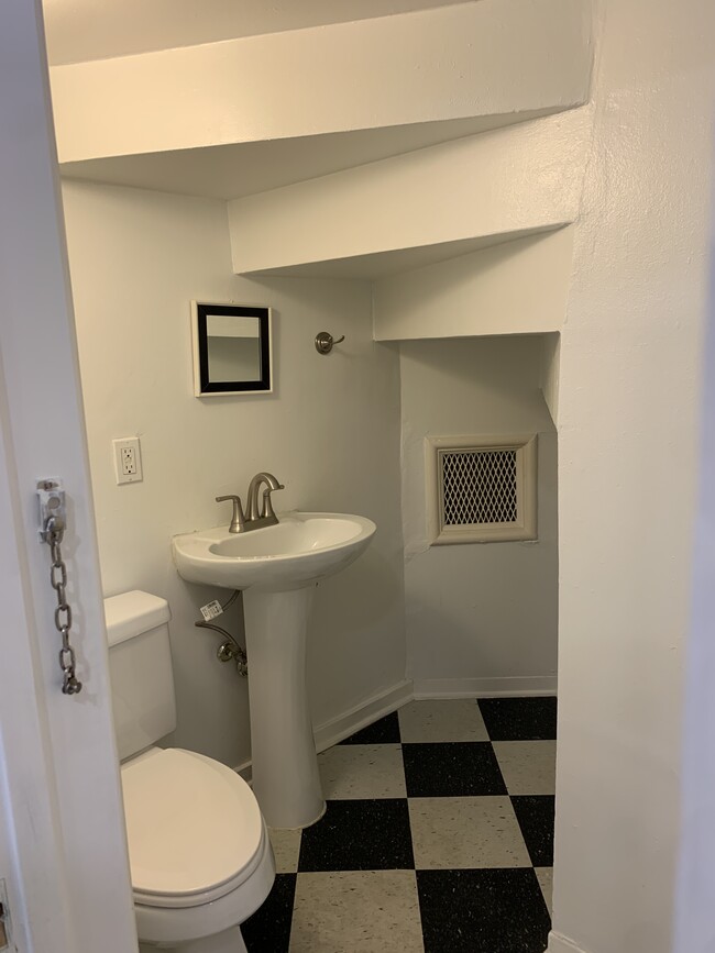 Medio baño al lado de la cocina. - 2304 Southgate Blvd