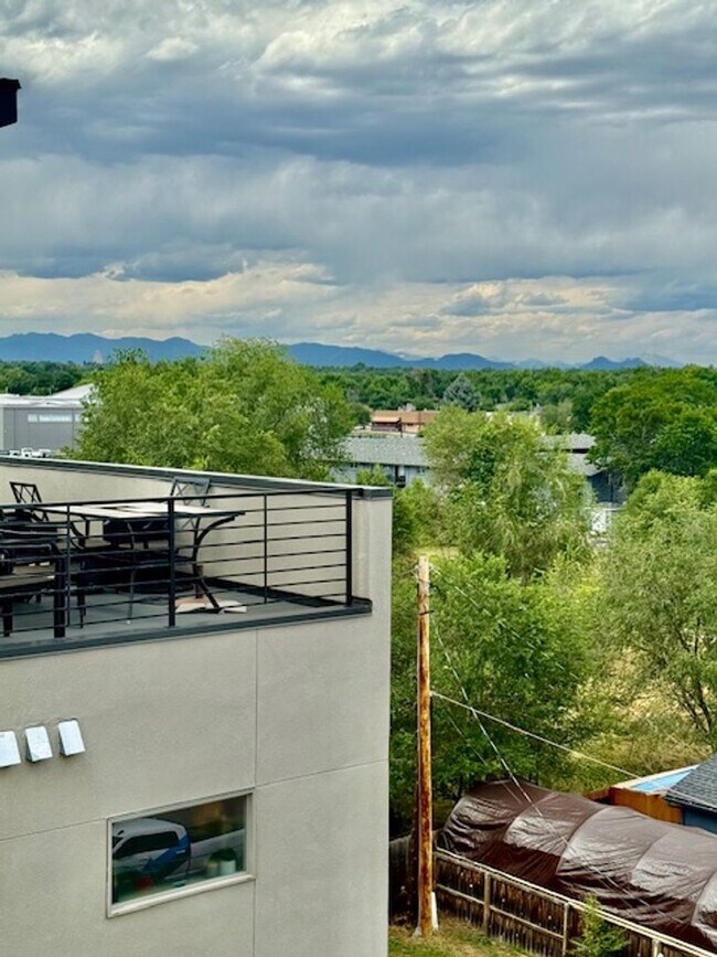 Foto del edificio - Modern 3 bed, 3.5 bath Townhome Blocks fro...