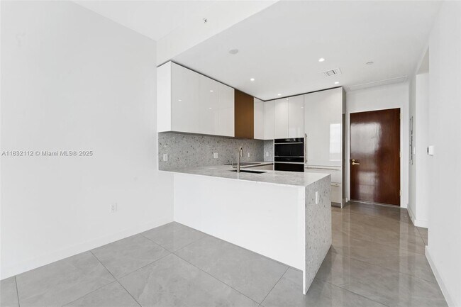 Building Photo - 2678 Tigertail Ave