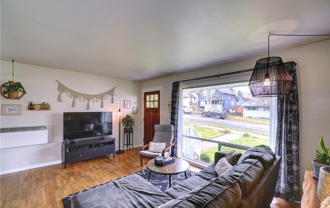 Large window for lots of natural light - 3206 S 7th St
