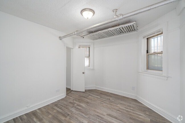 1BR, 1BA - 575SF - Bedroom - 7609 S Coles Ave