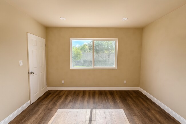 Foto del edificio - 4522 W 156th St