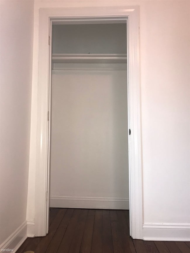 Building Photo - 2 br, 1 bath Duplex - 13 E Walnut St