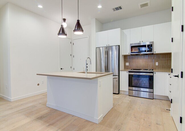 Building Photo - Downtown Living at the Tyndall - 2/2 Condo...