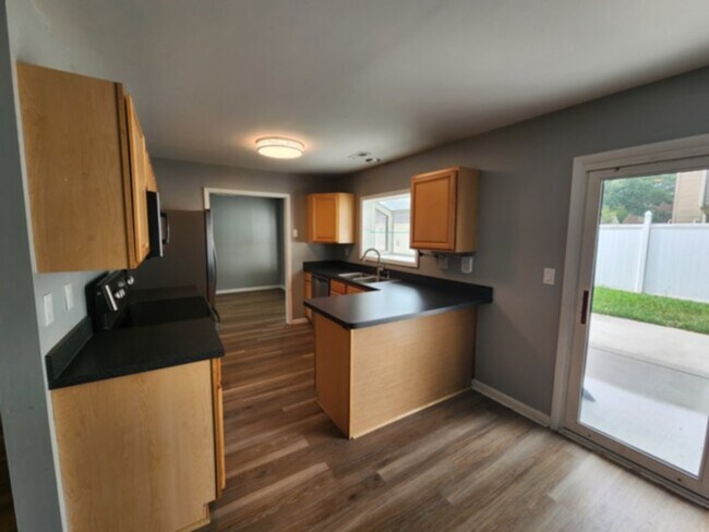 Building Photo - 3861 Meadowbrook Ct