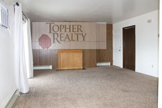 Building Photo - 415 S Fee St