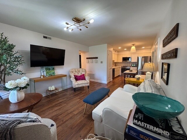 Foto del edificio - 9608 Bent Pine Dr