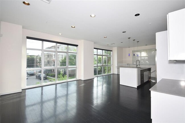 Building Photo - 207 Pierce St