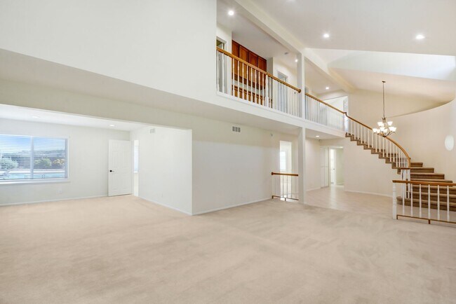 Foto del edificio - Two-Story 5 Bedroom, 3 Bathroom Grand POOL Estate for Lease in Walnut, California!