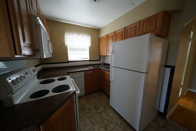 Kitchen - 6230 Loughborough Ave