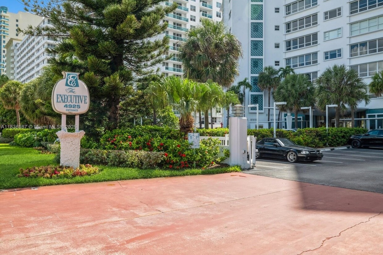 Primary Photo - 4925 Collins Ave