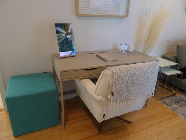 Foto del edificio - 930 Rambling Dr Cir