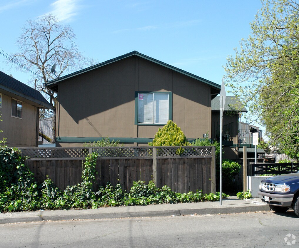 Primary Photo - 101 Olive St