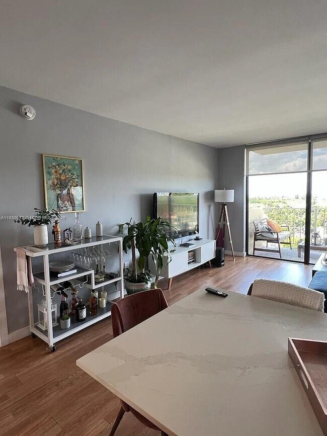Foto del edificio - 2350 NE 135th St