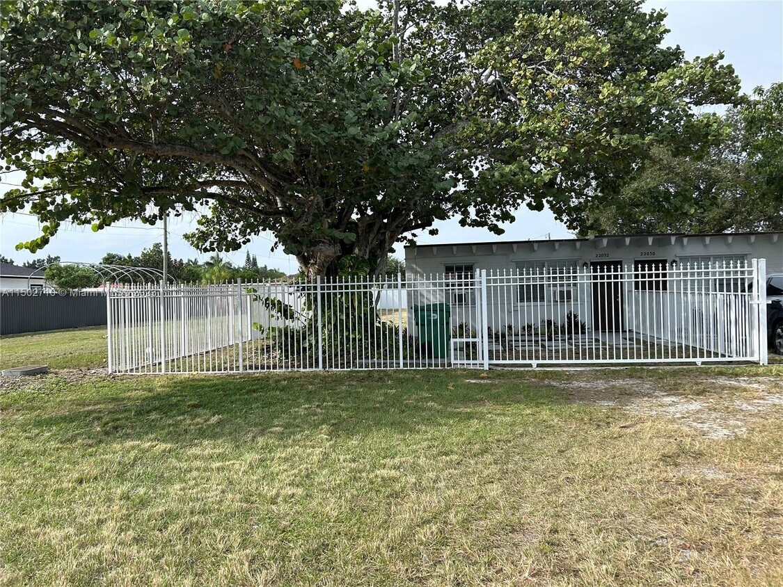 22032 SW 122nd Ave Unit B, Goulds, FL 33170 Room for Rent in Goulds